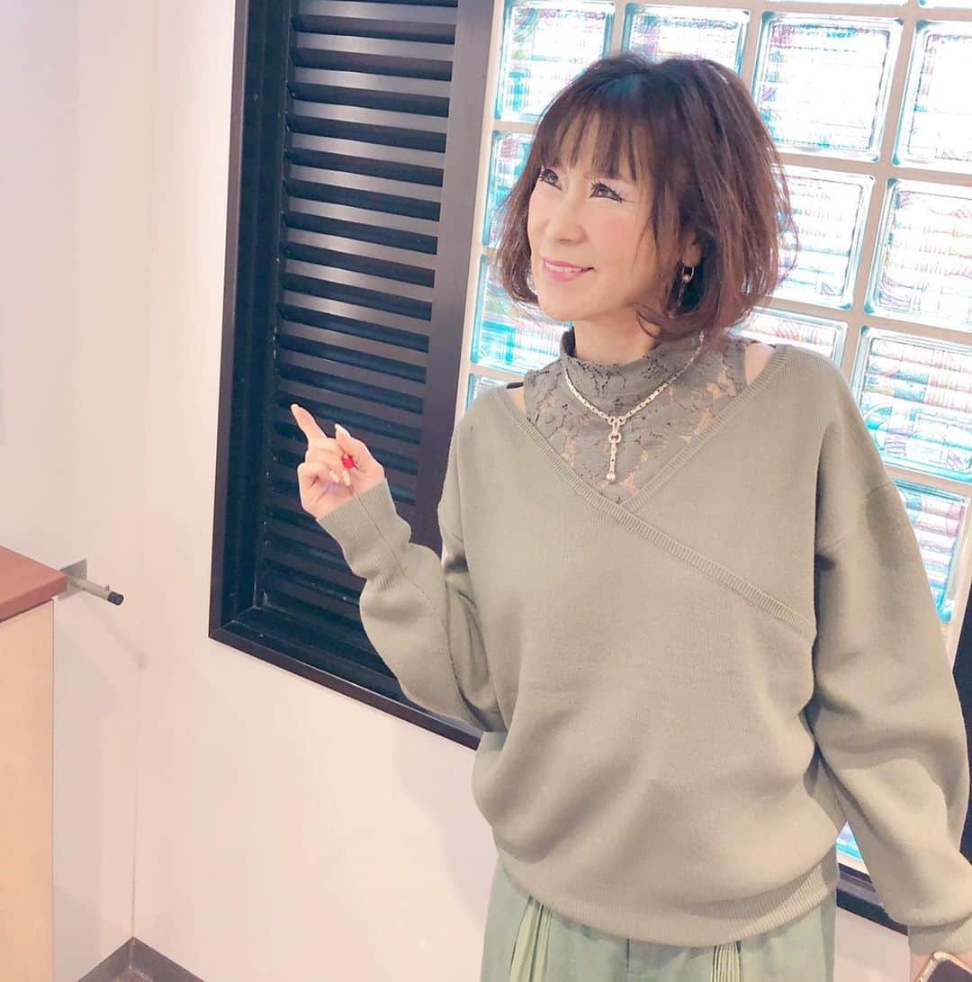 岩本初恵さんのインスタグラム写真 - (岩本初恵Instagram)「テレビ長崎でした つけまつ毛 皆様から温かいお言葉 嬉しい  勇気もってアップして 良かったです  ところが マーケティング部から  テレビやCMのイメージが あるので ナチュラルメイク NG  慌ててつけまつ毛 付けに帰りました  たまには つけまつ毛無しで アップしますね  長崎も寒い 粉雪が降ってます  寒い一日 コロナに風邪 気をつけて下さいね  YouTubeチャンネル はっちゃんアカデミー 本日の夜9時に 新しい動画を アップします  ぜひご覧くださいね はっちゃんアカデミーは インスタのプロフィールの リンクから ご覧いただけます  そしてオンラインサロンも 大人気です 毎週木曜日は 自宅からの 生ライブ配信  いろんな質問やお悩みに その場でお答え しております  オンラインサロンの情報も インスタのプロフィールの リンクから ご覧いただけます^_^  #はっちゃんTV #今日のコーデ #生放送 #福岡 #佐賀 #長崎 #熊本 #愛しとーと #コラーゲン #テレビ #私服 #学び #ファッション #ユーチューバー #はっちゃんアカデミー #youtuber好きな人と繋がりたい #チャンネル登録 #ユーチューブ #経営者 #オンラインサロン #aishitoto #fun #fashion #tv #smile #YouTube #YouTuber #YouTube #YouTuber」12月16日 18時12分 - hatsue_iwamoto