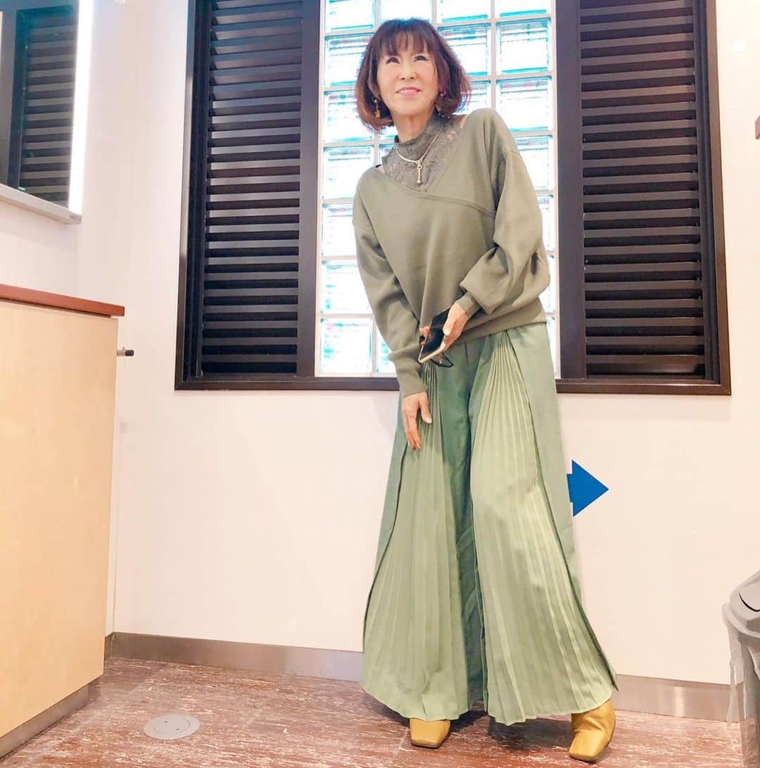 岩本初恵さんのインスタグラム写真 - (岩本初恵Instagram)「テレビ長崎でした つけまつ毛 皆様から温かいお言葉 嬉しい  勇気もってアップして 良かったです  ところが マーケティング部から  テレビやCMのイメージが あるので ナチュラルメイク NG  慌ててつけまつ毛 付けに帰りました  たまには つけまつ毛無しで アップしますね  長崎も寒い 粉雪が降ってます  寒い一日 コロナに風邪 気をつけて下さいね  YouTubeチャンネル はっちゃんアカデミー 本日の夜9時に 新しい動画を アップします  ぜひご覧くださいね はっちゃんアカデミーは インスタのプロフィールの リンクから ご覧いただけます  そしてオンラインサロンも 大人気です 毎週木曜日は 自宅からの 生ライブ配信  いろんな質問やお悩みに その場でお答え しております  オンラインサロンの情報も インスタのプロフィールの リンクから ご覧いただけます^_^  #はっちゃんTV #今日のコーデ #生放送 #福岡 #佐賀 #長崎 #熊本 #愛しとーと #コラーゲン #テレビ #私服 #学び #ファッション #ユーチューバー #はっちゃんアカデミー #youtuber好きな人と繋がりたい #チャンネル登録 #ユーチューブ #経営者 #オンラインサロン #aishitoto #fun #fashion #tv #smile #YouTube #YouTuber #YouTube #YouTuber」12月16日 18時12分 - hatsue_iwamoto