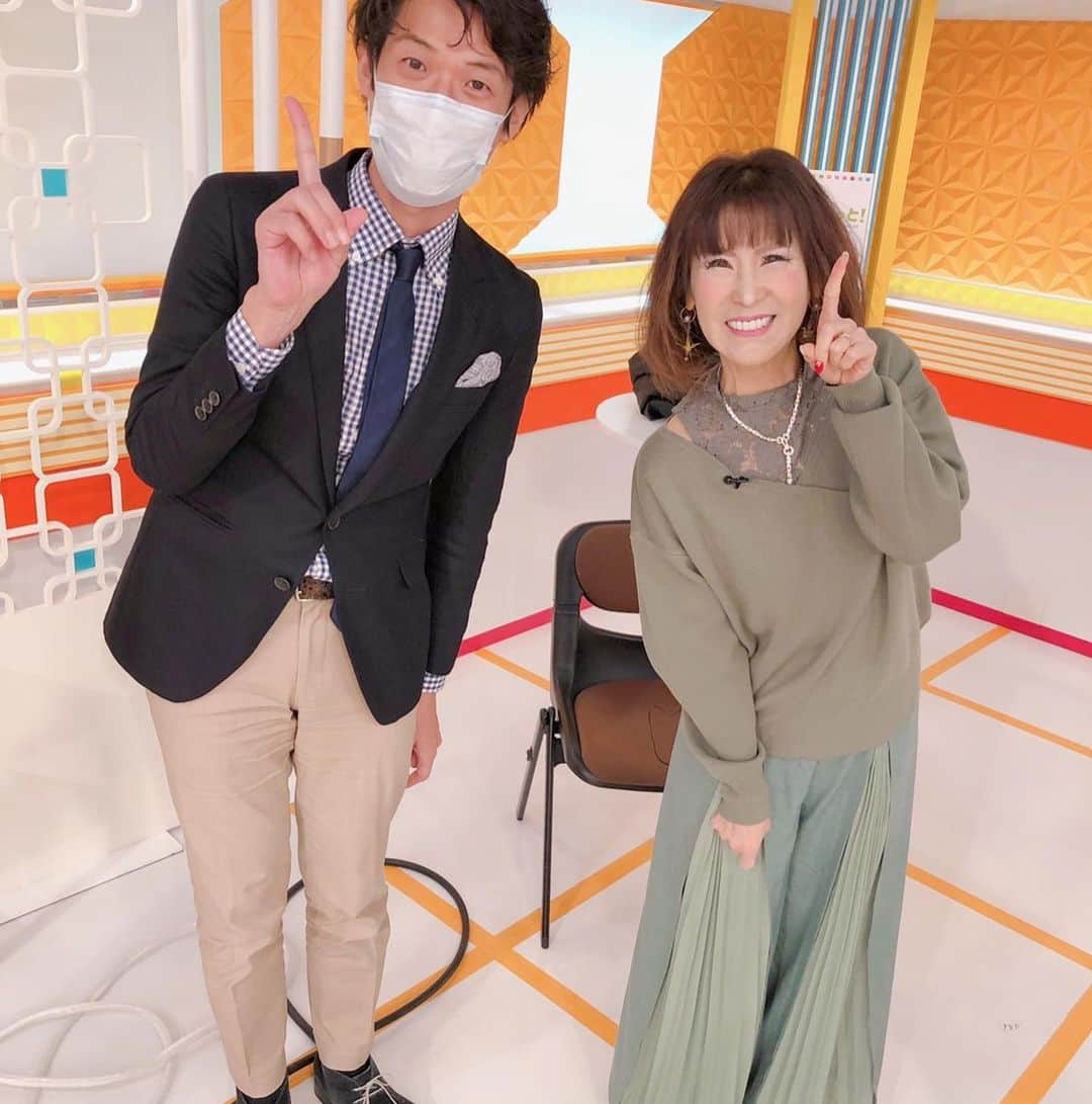 岩本初恵さんのインスタグラム写真 - (岩本初恵Instagram)「テレビ長崎でした つけまつ毛 皆様から温かいお言葉 嬉しい  勇気もってアップして 良かったです  ところが マーケティング部から  テレビやCMのイメージが あるので ナチュラルメイク NG  慌ててつけまつ毛 付けに帰りました  たまには つけまつ毛無しで アップしますね  長崎も寒い 粉雪が降ってます  寒い一日 コロナに風邪 気をつけて下さいね  YouTubeチャンネル はっちゃんアカデミー 本日の夜9時に 新しい動画を アップします  ぜひご覧くださいね はっちゃんアカデミーは インスタのプロフィールの リンクから ご覧いただけます  そしてオンラインサロンも 大人気です 毎週木曜日は 自宅からの 生ライブ配信  いろんな質問やお悩みに その場でお答え しております  オンラインサロンの情報も インスタのプロフィールの リンクから ご覧いただけます^_^  #はっちゃんTV #今日のコーデ #生放送 #福岡 #佐賀 #長崎 #熊本 #愛しとーと #コラーゲン #テレビ #私服 #学び #ファッション #ユーチューバー #はっちゃんアカデミー #youtuber好きな人と繋がりたい #チャンネル登録 #ユーチューブ #経営者 #オンラインサロン #aishitoto #fun #fashion #tv #smile #YouTube #YouTuber #YouTube #YouTuber」12月16日 18時12分 - hatsue_iwamoto
