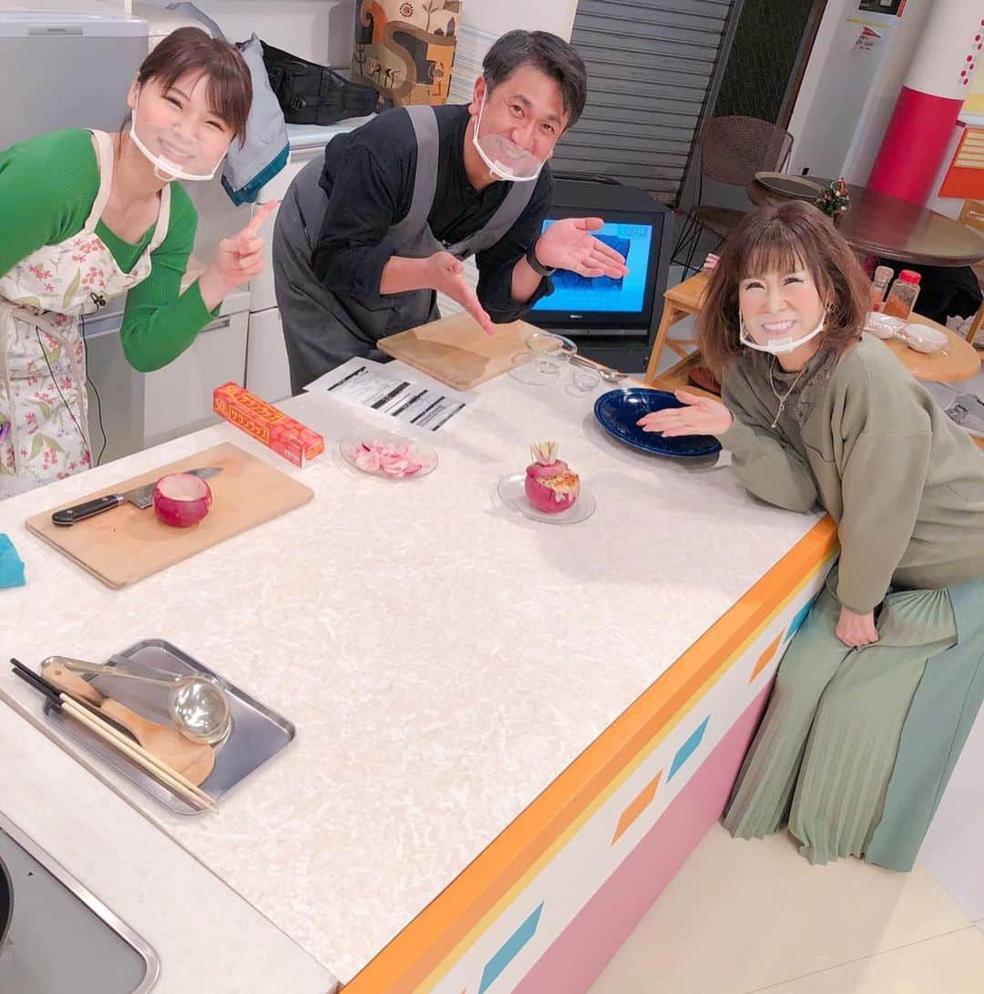岩本初恵さんのインスタグラム写真 - (岩本初恵Instagram)「テレビ長崎でした つけまつ毛 皆様から温かいお言葉 嬉しい  勇気もってアップして 良かったです  ところが マーケティング部から  テレビやCMのイメージが あるので ナチュラルメイク NG  慌ててつけまつ毛 付けに帰りました  たまには つけまつ毛無しで アップしますね  長崎も寒い 粉雪が降ってます  寒い一日 コロナに風邪 気をつけて下さいね  YouTubeチャンネル はっちゃんアカデミー 本日の夜9時に 新しい動画を アップします  ぜひご覧くださいね はっちゃんアカデミーは インスタのプロフィールの リンクから ご覧いただけます  そしてオンラインサロンも 大人気です 毎週木曜日は 自宅からの 生ライブ配信  いろんな質問やお悩みに その場でお答え しております  オンラインサロンの情報も インスタのプロフィールの リンクから ご覧いただけます^_^  #はっちゃんTV #今日のコーデ #生放送 #福岡 #佐賀 #長崎 #熊本 #愛しとーと #コラーゲン #テレビ #私服 #学び #ファッション #ユーチューバー #はっちゃんアカデミー #youtuber好きな人と繋がりたい #チャンネル登録 #ユーチューブ #経営者 #オンラインサロン #aishitoto #fun #fashion #tv #smile #YouTube #YouTuber #YouTube #YouTuber」12月16日 18時12分 - hatsue_iwamoto
