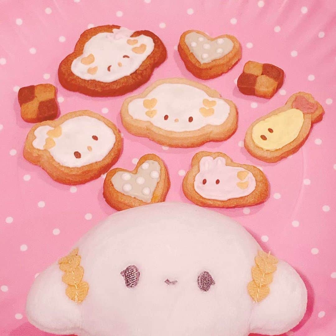 こぎみゅん（サンリオ）のインスタグラム：「みゅ〜ん･･ クッキーつくるの、むずかしいみゅん･･🍪 こぎみょんのために、がんばるみゅん･･！ #サンリオ #キャラクター #小麦粉の妖精 #こぎみゅん #sanrio #character #cogimyun #ようこそこぎみょんパーティー大作戦」