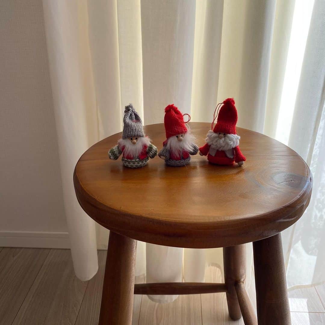 のインスタグラム：「.  娘ちゃんはじめてのChristmas プレゼントなにするって 言いながら早く決めないと 当日を迎えてしまいそう🥺  これからはじめてがいっぱいで わくわくたのしみ☃️」