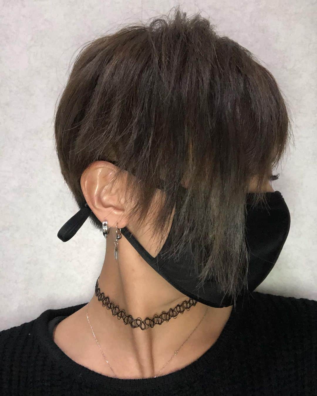真矢さんのインスタグラム写真 - (真矢Instagram)「・ ・ やっと髪の毛切れた💇‍♀️  スーパーアシンメトリー👍  両サイドツーブロック＆後ろも刈り上げ💇‍♀️  前髪も鬱陶しかったので、ガッツリオン眉です😁  カラーはハイライト＋ローライト、上からアッシュです🟣🔵  2〜3日でええ感じにハイライトが出てくるはず✌️  あんまり変わってない？（笑）  まぁ、アシメツーブロックアッシュは私の定番やからね😜  ✴︎ ✴︎ #newhair #asymmetry #アシンメトリー #twoblock #ツーブロック #ツーブロック女子 #ショートカット #ベリーショート #shorthair #オン眉」12月16日 18時13分 - smile_mayaya