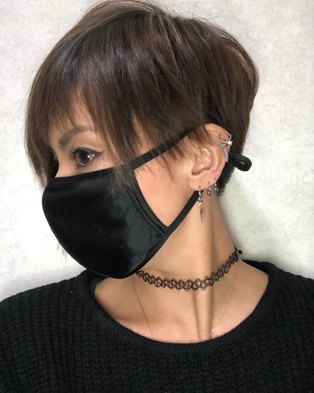 真矢さんのインスタグラム写真 真矢instagram やっと髪の毛切れた スーパーアシンメトリー 両サイドツーブロック 後ろも刈り上げ 前髪も鬱陶しかったので ガッツリオン眉です カラーはハイライト ローライト 上からアッシュです 2