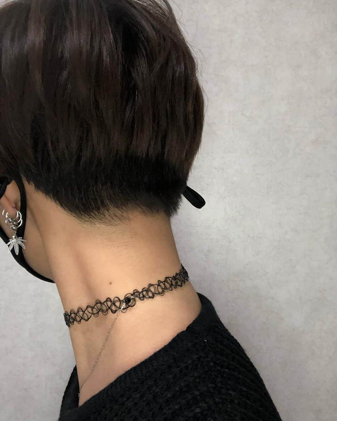 真矢さんのインスタグラム写真 - (真矢Instagram)「・ ・ やっと髪の毛切れた💇‍♀️  スーパーアシンメトリー👍  両サイドツーブロック＆後ろも刈り上げ💇‍♀️  前髪も鬱陶しかったので、ガッツリオン眉です😁  カラーはハイライト＋ローライト、上からアッシュです🟣🔵  2〜3日でええ感じにハイライトが出てくるはず✌️  あんまり変わってない？（笑）  まぁ、アシメツーブロックアッシュは私の定番やからね😜  ✴︎ ✴︎ #newhair #asymmetry #アシンメトリー #twoblock #ツーブロック #ツーブロック女子 #ショートカット #ベリーショート #shorthair #オン眉」12月16日 18時13分 - smile_mayaya
