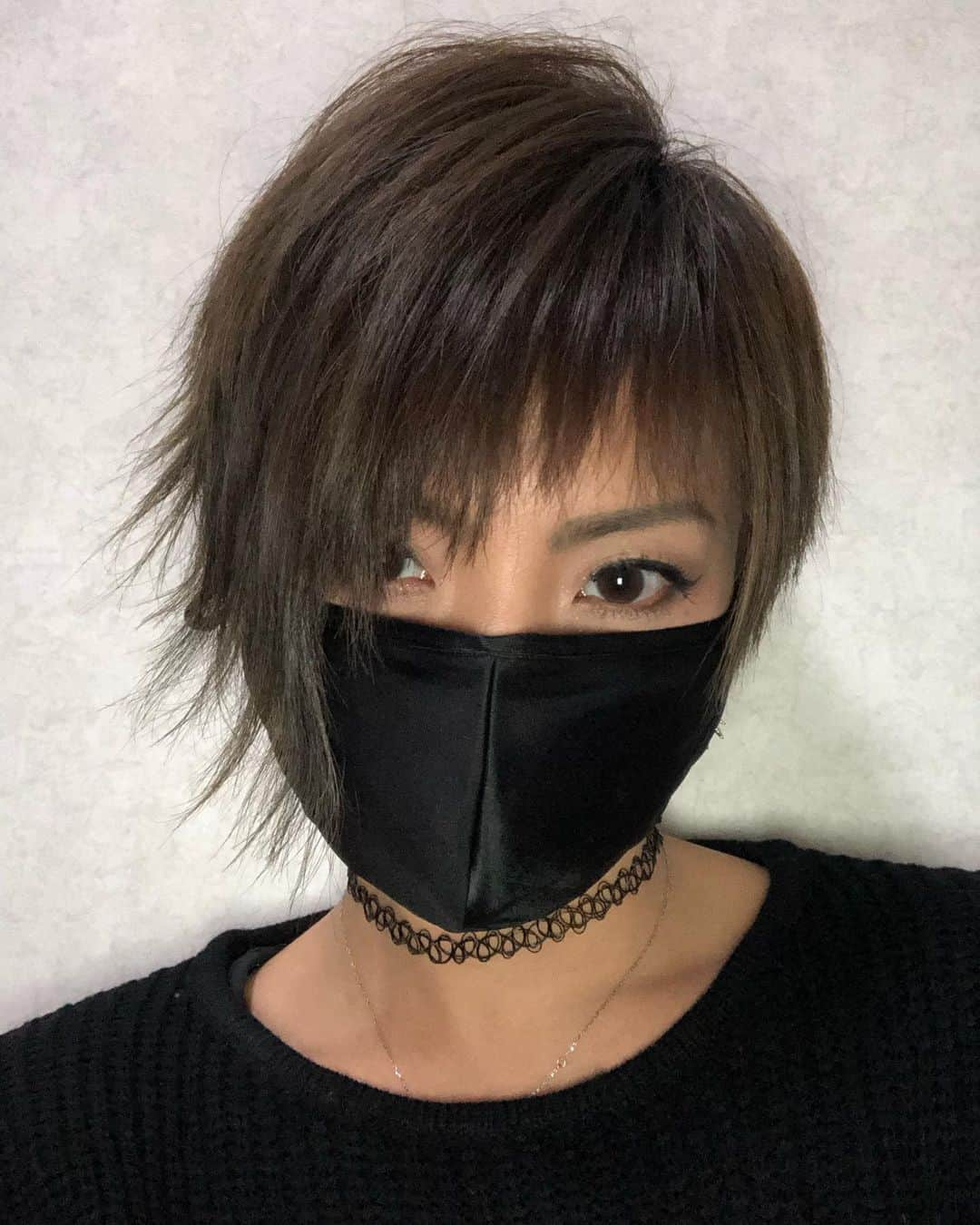 真矢のインスタグラム：「・ ・ やっと髪の毛切れた💇‍♀️  スーパーアシンメトリー👍  両サイドツーブロック＆後ろも刈り上げ💇‍♀️  前髪も鬱陶しかったので、ガッツリオン眉です😁  カラーはハイライト＋ローライト、上からアッシュです🟣🔵  2〜3日でええ感じにハイライトが出てくるはず✌️  あんまり変わってない？（笑）  まぁ、アシメツーブロックアッシュは私の定番やからね😜  ✴︎ ✴︎ #newhair #asymmetry #アシンメトリー #twoblock #ツーブロック #ツーブロック女子 #ショートカット #ベリーショート #shorthair #オン眉」