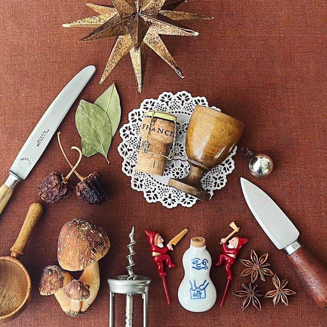 樋口正樹さんのインスタグラム写真 - (樋口正樹Instagram)「layout 🎄 . キッチンにあった 小物をいろいろと あーだこーだ並べ ツリーにしてみた。 今日は料理お休み😅 . とりあえずですが、 きもかわサンタと ひょうちゃん好き。 . . . #並べるクリスマス #並べるシリーズ #並べるの好き #並べるとかわいい #並べる#レイアウト #ツリー #クリスマスツリー #🎄#ひょうちゃん #きもかわサンタ」12月16日 18時24分 - higuccini
