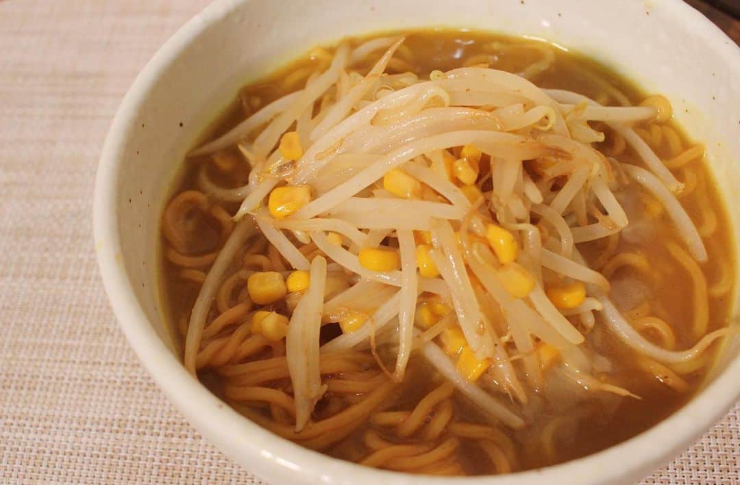 川島章良さんのインスタグラム写真 - (川島章良Instagram)「. . .  今回作ったのは『カレーラーメン』です  インスタなんですけどめちゃうまなカレーラーメン  北海道の室蘭のB級グルメなのですが、  カレーと中華スープが最高でまた卵麺もうまうまです。  そのカレーラーメンにあうトッピングを今回紹介しておりまーす。  ▼材料 ・元祖味の大王　カレーラーメン　一人前 ・コーン　適量 ・バター　20g ・もやし　1袋 ・津乃鶴だし　小さじ1  作り方はYouTubeのかわだしクッキングをよろしくお願いします。  #カレーラーメン #カレー #インスタント麺 #アレンジ #だしパック #かわだしクッキング」12月16日 18時19分 - hannyakawashima