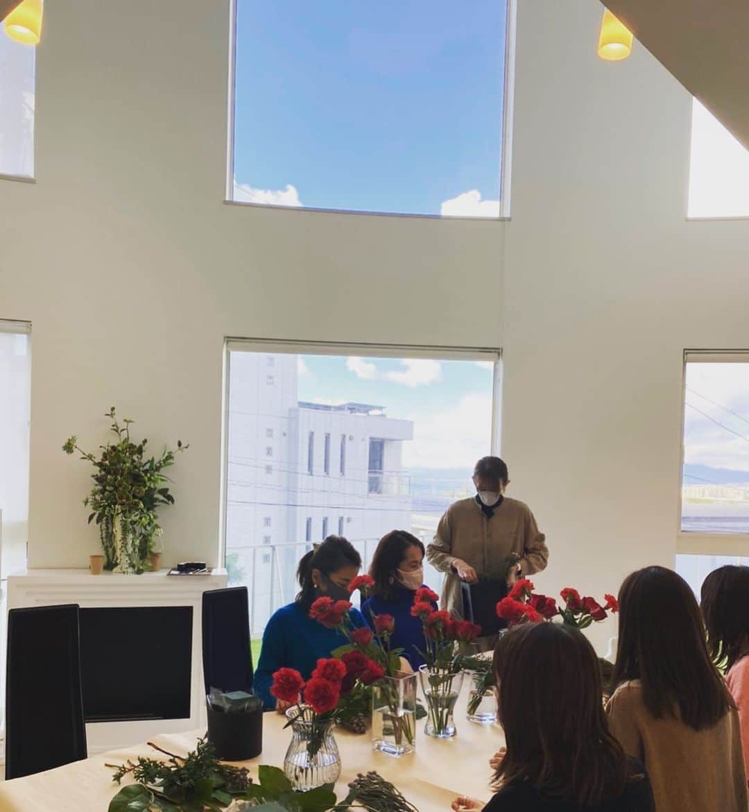 大河内奈々子さんのインスタグラム写真 - (大河内奈々子Instagram)「・ ・ 海の見える素敵なサロンで @natsukocalligraphy とのコラボレッスン最終日でした。 ・ カリグラフィー をお花に添えてもらう事で　とっても素敵な仕上がりになりました🧡 ・ 改めてワークショップのお話アップさせて頂きますね❗️ お花作りながらも笑いの絶えない時間でした🤣 ・ 感染対策で窓を開放したりなど　寒い中でも楽しくレッスンを行えたのは　ご参加くださった皆さまと　@mizumizustrength のおかげです。 皆さま　ご協力をありがとうございました😊 ・ 年内はお正月飾りのワークショップのみですが　ご興味ある方はDMにてお問い合わせくださいね。 ・ ・ @mizumizustrength  @natsukocalligraphy ありがとう🧡また次の企画もよろしくお願いします🥺 ・ #ワークショップ #クリスマスアレンジメント #はなのあるくらし #隠れ家サロン #秘密のレッスン #カリグラフィー」12月16日 18時21分 - nanakoohkouchi