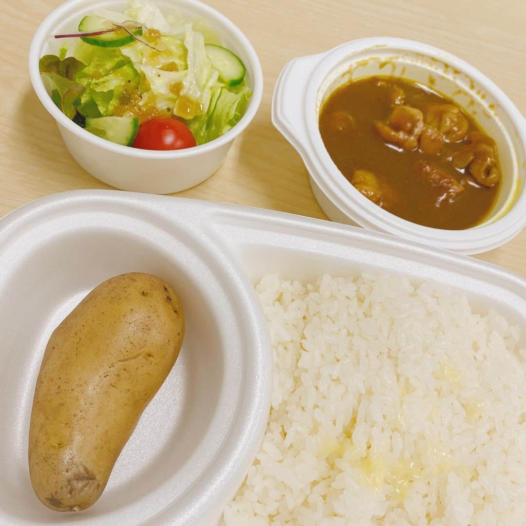 岡部玲子さんのインスタグラム写真 - (岡部玲子Instagram)「本日の現場ランチ🍴 オーベルジーヌさんのカレーをいただきました🍛 お…美味しい😍 わりとサラッとしたタイプのカレーなのに、コクがあって、甘さと辛さが共存している🥺 じゃがいもはバターでいただきました☺️ 久しぶりにカレーを完食‼  美味しいお食事を食べてお仕事を頑張ってもらいたい…毎回スタッフさん達が色々考えて用意してくださることに感謝ですね✨  #岡部玲子 #タレント　#レポーター　#アナウンサー　#競馬キャスター　#オーベルジーヌ　#カレー　#オーベルジーヌのカレー #美味しい　#感謝　#頑張ります　#curry #japan #lunch」12月16日 18時23分 - reiko_okabe