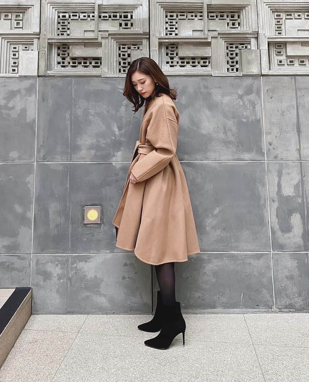 石黒美帆のインスタグラム：「*﻿ @trefleplus のコート🧡﻿ ﻿ ﻿ ポンチョみたいに広がるシルエットが素敵でいつもパンツに合わせていたのですが、リボンでしばるのもまた可愛くて…🥺！中にも @trefleplus のワンピースを合わせて綺麗めなコーデに💭﻿ ﻿ ﻿ 最近ピンヒールも避け気味だったし、ゆるっとしたコーデが多めだったので、綺麗めコーデするとちょっと恥ずかしくなっちゃう。笑﻿ ﻿ ﻿ ﻿ ﻿ #fashion#fashionstyle#fashiongram#instafashion#outfit#ootd#dailylook#tsurubymarikooikawa#trefleplusone#패션#오오티디#ファッション#コーデ#秋服#秋コーデ#冬服#冬コーデ#シンプルコーデ#モノトーンコーデ#ツルバイマリコオイカワ#トレフルプラスワン」