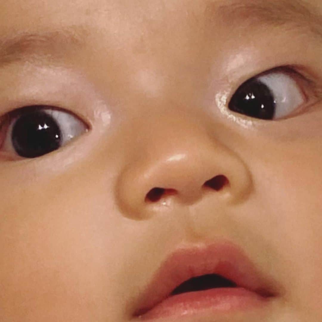 石川龍のインスタグラム：「1枚目…息子 0歳 2枚目…妻 0歳 ・ ・ 3枚目…似すぎじゃね、、？」
