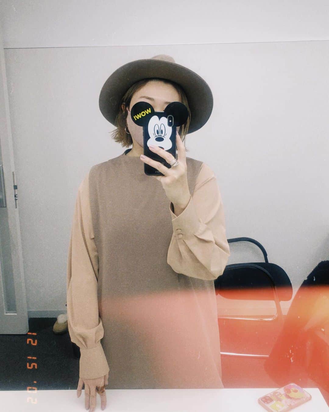 トリイクニコさんのインスタグラム写真 - (トリイクニコInstagram)「📷と📸 フラッシュなしとフラッシュ有り。  昨日着てたワンピース。 @elendeek  めっちゃ楽！！ だけどちゃんとして見えて良き⭕️  わたし首が短いから衿のあるシャツが苦手だけど、 このタイプのシャツは好き♡  使えます🙆‍♀️」12月16日 18時27分 - toriicamera