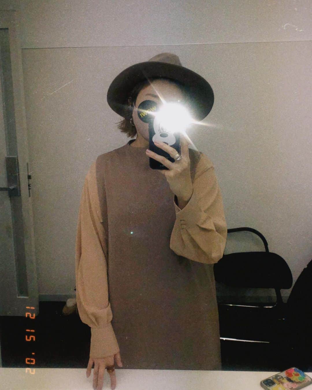 トリイクニコさんのインスタグラム写真 - (トリイクニコInstagram)「📷と📸 フラッシュなしとフラッシュ有り。  昨日着てたワンピース。 @elendeek  めっちゃ楽！！ だけどちゃんとして見えて良き⭕️  わたし首が短いから衿のあるシャツが苦手だけど、 このタイプのシャツは好き♡  使えます🙆‍♀️」12月16日 18時27分 - toriicamera