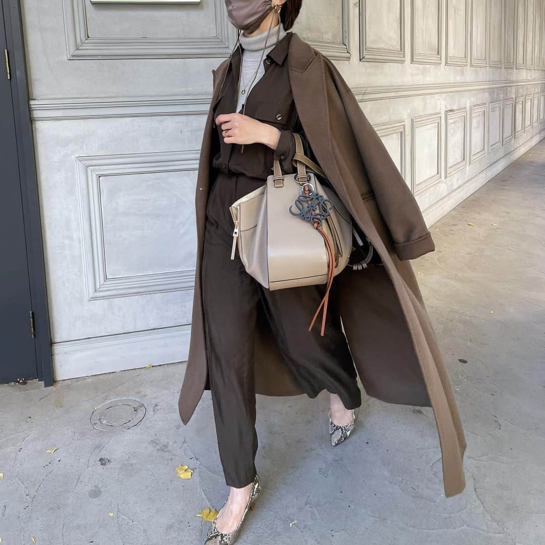のインスタグラム：「・ Brown🤎 お気に入りを詰め込んだコーデ👗 coat: @na.e_official knit: #無印良品 all-in-one: #frayid bag: #loewe shoes: #pellico ・ 陽気なメンバーとランチ🍽 忘年会🍺と行きたい所だけどグッとガマン。 @chinatsu614 @kaorintsuchiya  @rococo39 ありがとー♥︎ ・ ・ #fashion#coordinate#ootd#outfitoftheday#outfit#locari#mineby3ootd#nae#loewe#loewehammock#153cm#ワントーンコーデ#冬コーデ#大人カジュアル#おちびコーデ#低身長コーデ#きれいめカジュアル」