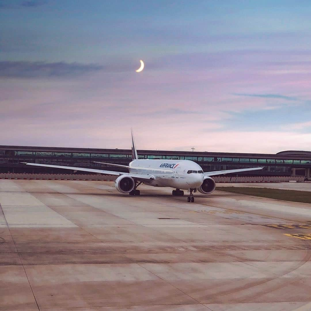 エールフランスさんのインスタグラム写真 - (エールフランスInstagram)「Paris, aéroport Charles De Gaulle, au crépuscule 🌙 Paris, Charles De Gaulle airport at dusk 🌙  Un instant de sérénité capturé par : @pierre_muller   #AirFrance #aviation #aviationphotography #avionlovers #avgeek」12月16日 18時30分 - airfrance