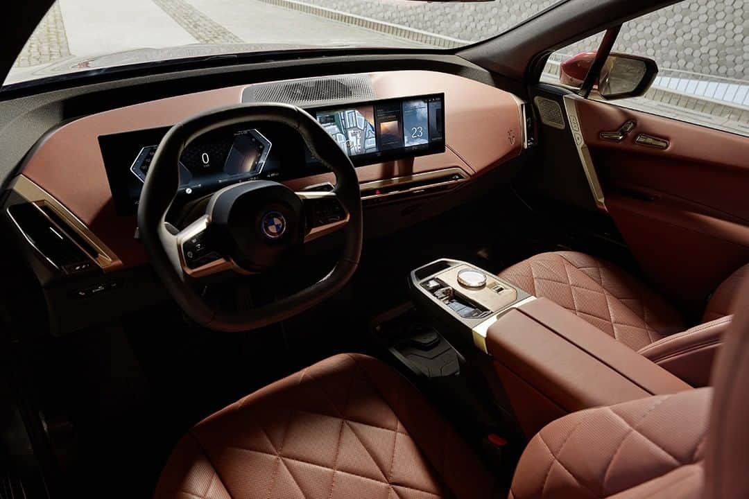 BMW Japanさんのインスタグラム写真 - (BMW JapanInstagram)「ついにBMWオンライン・ストアで、次世代電気自動車ニューBMW iX、ニューBMW M3 / M4のプレオーダー開始。  未来への革新。それは、ヴィジョンから生まれ、eモビリティによって具現化された一台、次世代電気自動車ニューBMW iX。  “駆けぬける歓び”を実現するニューBMW M3 / M4。  そんな最新のモデルを、BMWオンライン・ストアでプレオーダーを受付開始いたします。  いつでも、どこにいても。 お車選び・ご購入を愉しんでいただける新しい購入体験がここに。  @bmwjapan アカウントのトップからURLをタップ。公式Webサイトより、詳細をご覧いただけます。  #THEiX #電気自動車 #EV #サステイナブル #プレオーダー #THEM3 #THEM4 #BMWM #BMW #BMWJapan #駆けぬける歓び」12月16日 18時30分 - bmwjapan