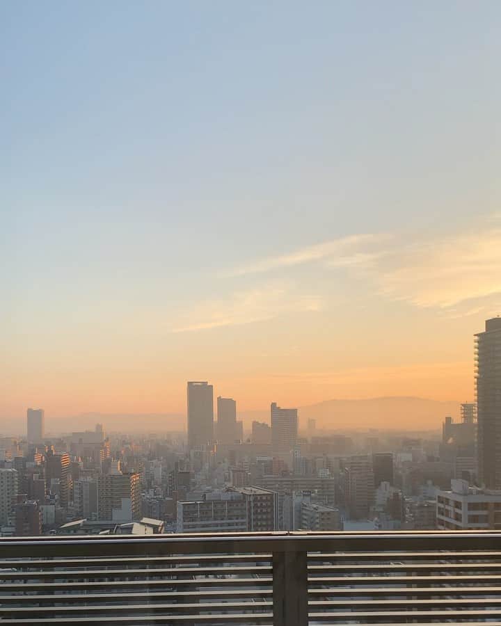 宮所舞のインスタグラム：「AM7:00🌅 #nofilter#tb 起きたらこの景色最高だったなー。」