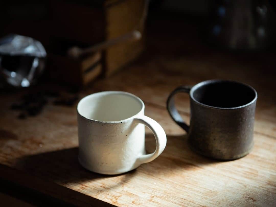 のインスタグラム：「【寺田昭洋さんの器が届きました】  優しく寄り添ってくれるような温もりを感じさせる、寺田昭洋さんの器たち。  マグカップや台皿が入荷しました！  オーナーの谷も、自宅で寺田さんの器を愛用中。飾らない佇まいで日常使いしやすく、それでいて格好よく変化をつけてくれるアイテムだそう。  手仕事ならではの表情のある質感は手に馴染みやすく、ずっと使い続けたくなるアイテムです。  ●こちらの作品はWEBショップにて販売しております。   ※WEBショップと不動前店の商品ラインナップは異なります。ご来店にあたりお目当ての商品がある場合には、事前にお問い合わせくださいませ。  ——————————————— WEBショップは 12/29(火)〜1/5(火)の期間中、お休みとなります（ご注文は、毎日24時間受付けております）。  12月27日(日)までにご注文いただきました場合、年内の発送が可能です（クレジットカード、アマゾンペイ、代金引換決済のみ）。  ※発送地域や、その他ご注文内容によりましては発送やお届けまでにお日にちをいただく場合がございます。ご不明な点がございましたらお問い合わせくださいませ。  ※詳しくはWEBショップのトップページより下記URLの【年末年始の営業・休業のおしらせ】をご確認ください。 https://www.ornedefeuilles.com/notice_2012.html  ———————————————﻿  ◯WEBショップに関するお問い合わせ◯﻿  オルネ ド フォイユWEBショップ﻿  TEL：03-6876-7832　﻿  （午前10時～午後6時／土日祝定休） ﻿ e-mail：order@orne.co.jp  #寺田昭洋 #陶器 #うつわ #pottery #マグカップ  #台皿 #ディスプレイ #インテリア #インテリアショップ #インテリア雑貨 #雑貨 #暮らしの道具 #リビングインテリア #海外インテリア #リノベーション #gallery #livstagrammer #暮らしを楽しむ #心地よい暮らし #丁寧な暮らし #ornedefeuilles #オルネドフォイユ」