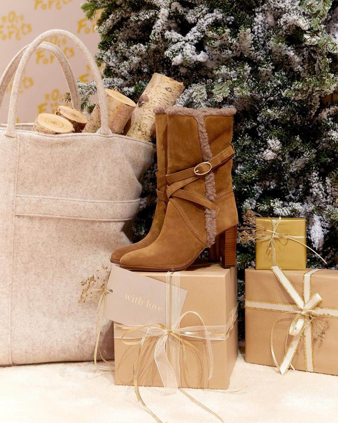バネッサ・ブリューノさんのインスタグラム写真 - (バネッサ・ブリューノInstagram)「Que diriez-vous d’une jolie paire de boots fourrées pour Noël ?⁠ Retrouvez-là au chalet Vanessa Bruno du Bon marché.⁠⠀ ⁠⠀ How about a nice pair of furry boots for Christmas? Find them at the Vanessa Bruno's Chalet at Le Bon Marché.⁠⠀ ⁠⠀ #vanessabruno #vanessabrunoshoes #cocooningshoes #bestgiftstogive #xmasgifts⁠ ⁠」12月16日 18時31分 - vanessabruno