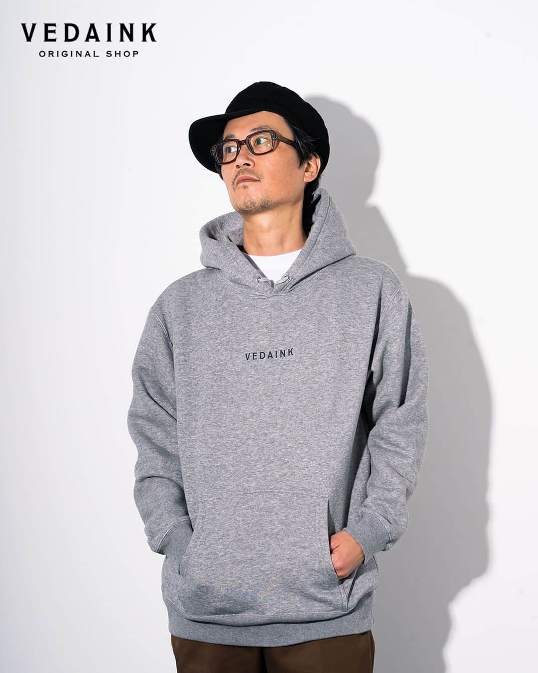 のインスタグラム：「【VEDAINK ORIGINAL SHOP】  11/20にOPENした #VEDAINK ORIGINAL SHOPはもうチェックした？🔍  今回は寒い季節に使えるパーカーをご紹介。 人気No.1のデザインは、控えめなサイズのロゴが特徴の【Goddess】 アウターを羽織ってもロゴが隠れず、着こなしやすいデザイン。  他のデザインもシンプルでありながら、存在感バツグン。 どのデザインを選ぶかは、あなた次第。  まだ、オリジナルショップをご覧いただいていない方は、 この機会にぜひチェックしてみてください。 ハイライトの「ORIGINAL SHOP」から✔︎ @vedainkjp  今後も新デザインをどんどん展開していきます！ お楽しみに🎉  #ヴェーダインク」