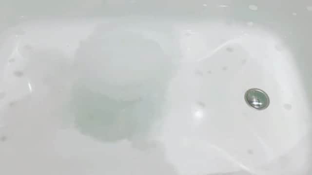 のインスタグラム：「LeCHAMPのオススメの使い方を紹介します🛀  まずは40℃お湯にLeCHAMPを入れます。 そして小さくなって浮いてきたLeCHAMPをお湯を入れた洗面器に入れます！ そのお湯で顔を洗います👍🏻 すると、俺みたいに美白になれる事、間違いなし😂笑笑 ぜひお試しあれ！！  背番号割引も1週間を切りました！ 12月20日まで、夛田凌輔の背番号２番割引します。 DMください！！  #LeCHAMP #ルシャン #LeCHAMP重炭酸泉タブレット #入浴剤 #アスリート #サッカー #コンディショニング #疲労回復 #夛田凌輔 #セレッソ大阪 #大分トリニータ #ザスパクサツ群馬 #AC長野パルセイロ #栃木SC #ブラウブリッツ秋田 #SC相模原」
