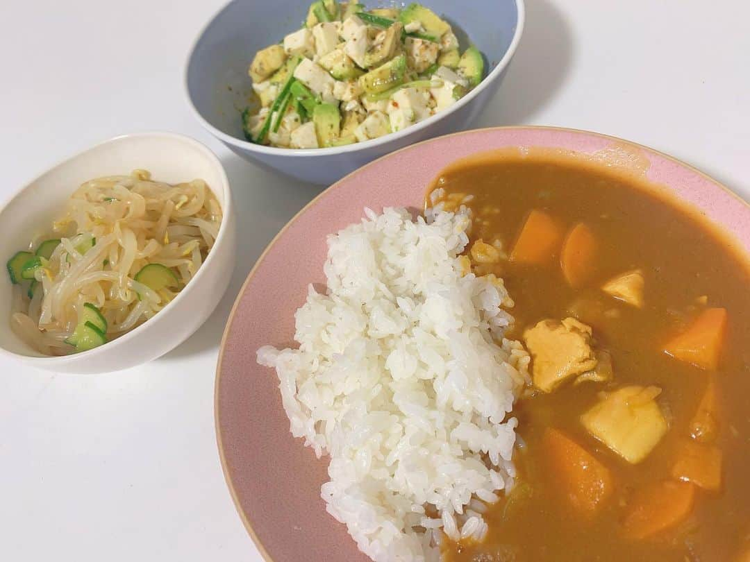 彩田真鈴のインスタグラム：「カレーライス🍛 豆腐とアボカドのサラダ🥑 ナムル🥒  #りょうりすたぐらむ #料理女子 #料理写真」