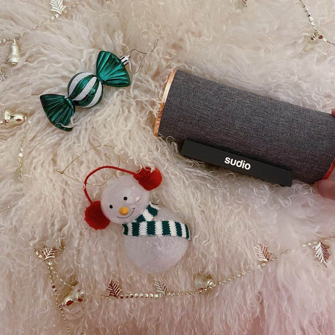 のインスタグラム：「ㅤㅤㅤ   SudioのBluetoothの Sudio Femtioをゲットして めちゃくちゃ音が良いから ずっとこれで音楽聞いてる〜🥰  Sudio製品初のポータブルBluetoothスピーカーで 上品でスタイリッシュでありながら 確かな高音質なのが特徴だよっ😊💓  タフな14時間の連続再生時間・IPX6レベル対応の 防水性能で屋内外でシーンを選ばず 活躍できるのが嬉しいよねっ🎵😍 1万円ちょいやのにめちゃくちゃ音が良くて感動した！！  ここで朗報‼️‼️‼️‼️‼️‼️‼️ ⚠️クーポンコード⚠️: ( karen )  有効期限： 2021年2月18日まで  Sudio公式サイトで全商品を15%割引でご購入可能！   ✔ 今ならオーディオ製品本体を ご購入でプレゼントにもぴったりの ギフトラッピングキットをプレゼント中🎁  更にFemtioご購入で、Femtioの キャリーポーチもついてくるよ！！💕  しかも‼️‼️‼️  いつでも送料無料・30日間返品無料 3年間の製品保証をお届け🥰  ぜひみんなもこの機会にどうぞ〜🎄🎁🎅🌟 クリスマスプレゼントにも嬉しいよね〜🎵  ㅤㅤㅤ  #sudio #sudiomoments #sudiojp #shapingsound #Bluetooth #ブルートゥース #スピーカー #speaker #岡島かれん #スピーカーのある生活 #サイプレス #スピーカーで音楽を聴こう #スピーカーおすすめ #クリスマスプレゼント #XmasPresent」