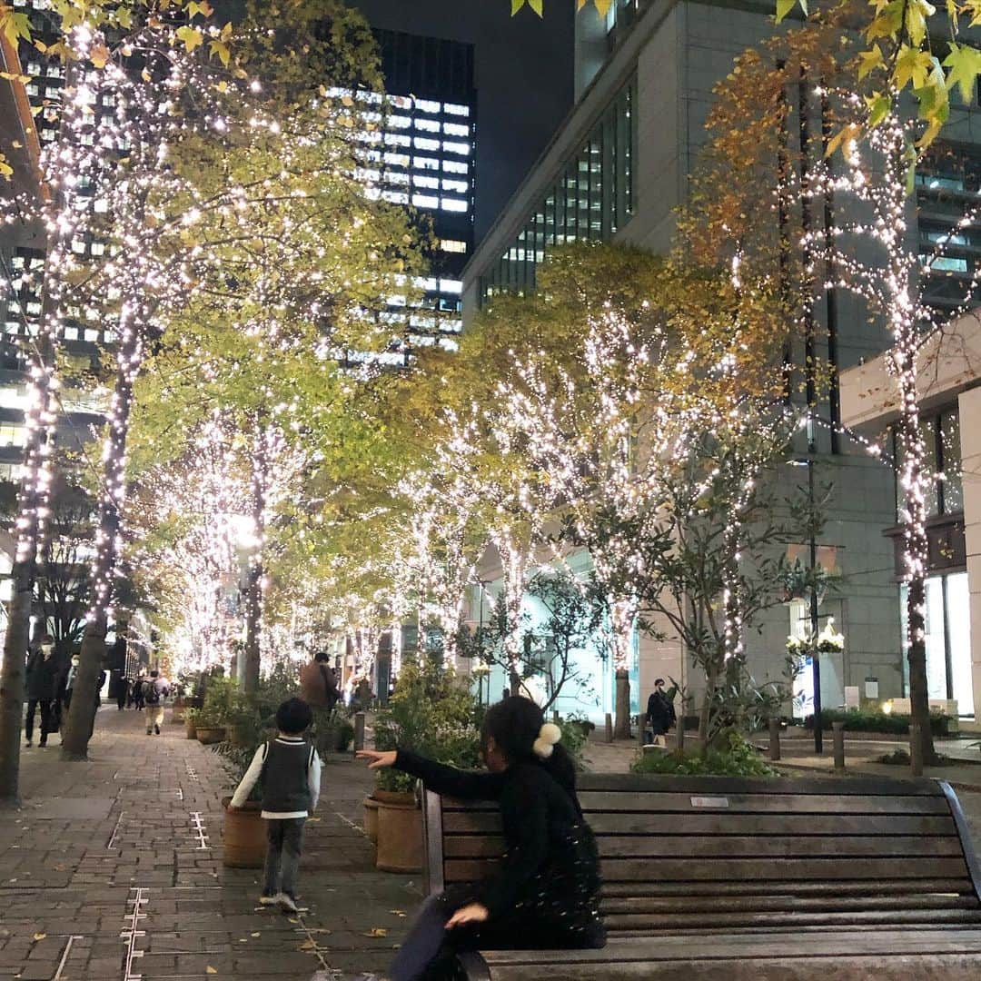 筧沙奈恵さんのインスタグラム写真 - (筧沙奈恵Instagram)「夜の東京駅って、キラキラしていて大好き🌃 ・ 昔からビルやマンションのあかりを見るのが好き。「あの1つ1つのあかりの中にたくさんの人がいて、それぞれの時間を過ごしてる」って考えると、なんとも言えない気分になります😌（マニアック😭わかる方いますか？😂） ・ #丸の内　#丸の内イルミネーション #丸の内仲通り　#東京駅　#tokyostation #家族写真　#子連れお出かけ　#夜景」12月16日 18時34分 - sanaekakei