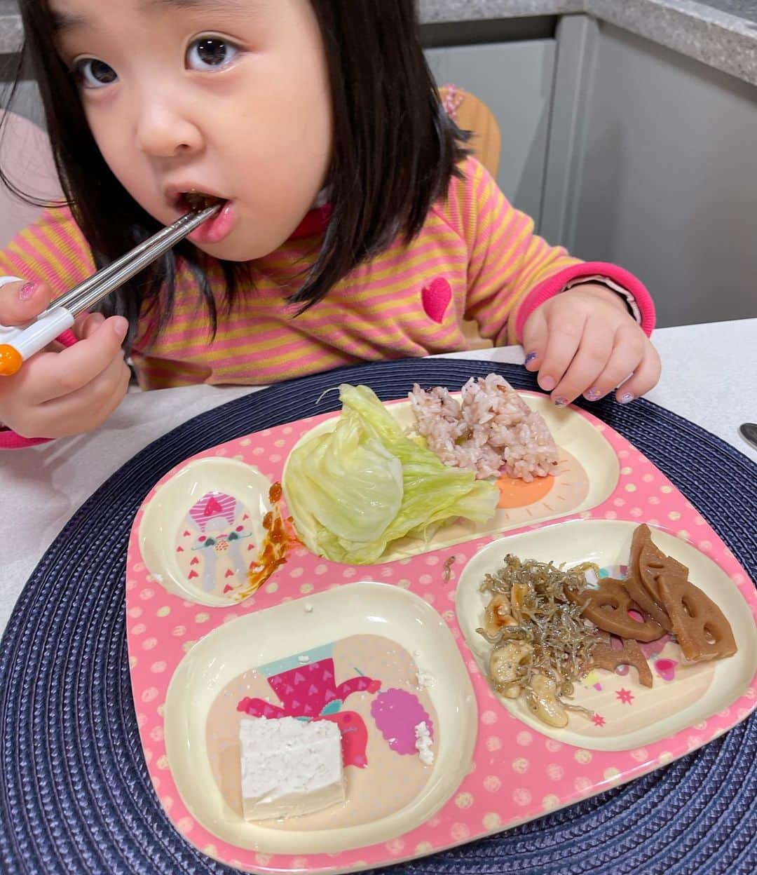イ・ユンジのインスタグラム：「입맛이 없거나 할때 저는 양배추쌈을 먹어요. 한쌈 입에 가득넣고 씹을때 입이 자꾸 벌어져서 가려야할만큼 크게 싸서 먹어야해요. 그러고 나면 기분이 조금 뽀드득 해져요. 자꾸만 눈물이핑해서 다시 한쌈 가야할것 같아요. #라니는입맛없지말자#라쏘맘의일상」