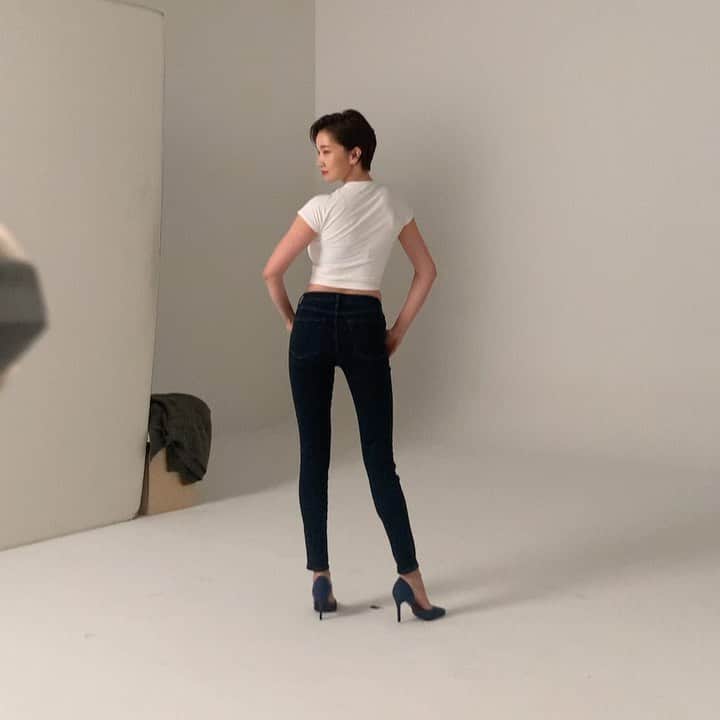 チャン・ユンジュのインスタグラム：「오늘은 #왜불러포즈 😅😂👖💜 #목돌아간거아님  #왜불러왜불러」