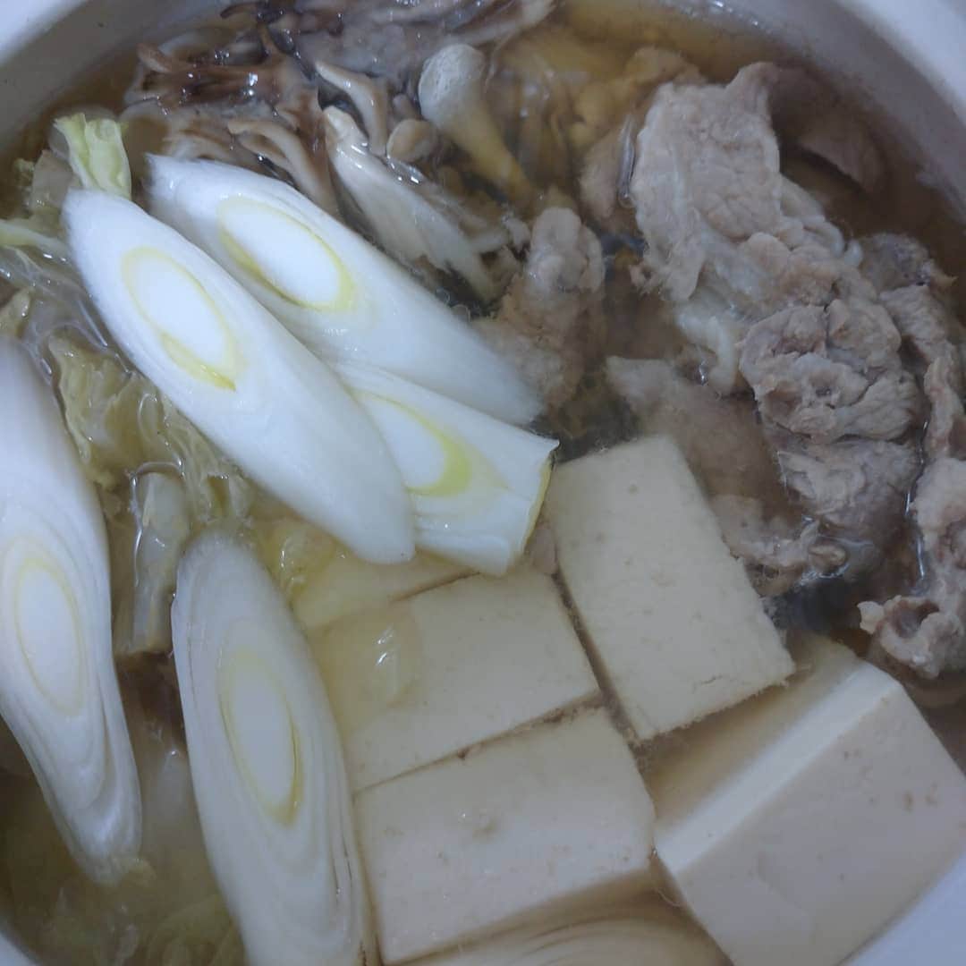 のインスタグラム：「本日のズボラ飯  あご出汁鍋 タレはゴマダレポン酢で #ズボラ飯 #自炊飯 #ドケチ飯 #プロレスラーが作る飯 #酒飲みの味」