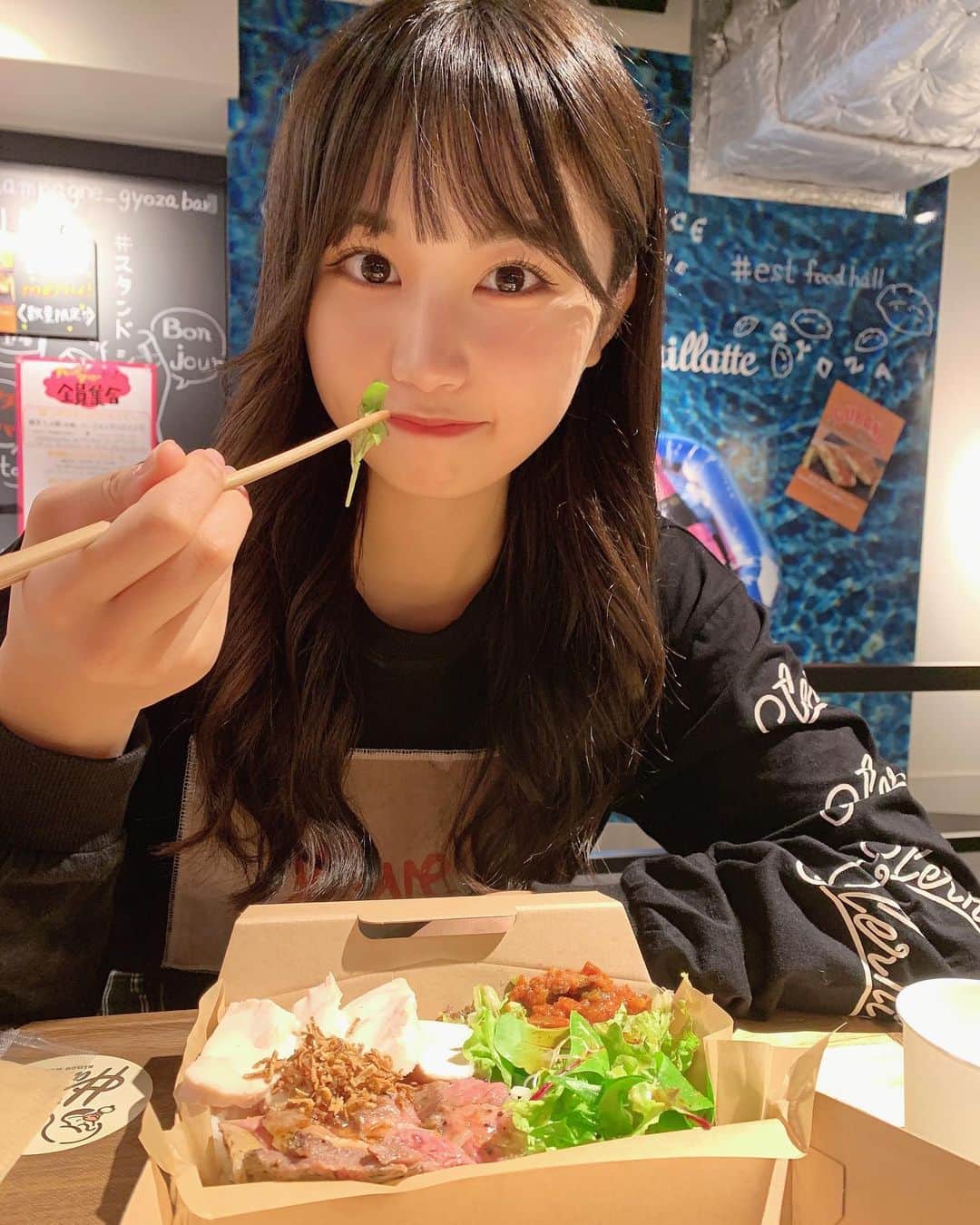 宮丸くるみのインスタグラム：「lunch🍴( ¨̮ )💬  ・ ・ ・  #リリバリ #lilyofthevalley #アイドル #idol #jk #17歳 #高校生 #ぱっつん前髪 #ロングヘア #黒髪 #外巻き #巻き髪 #lunch」