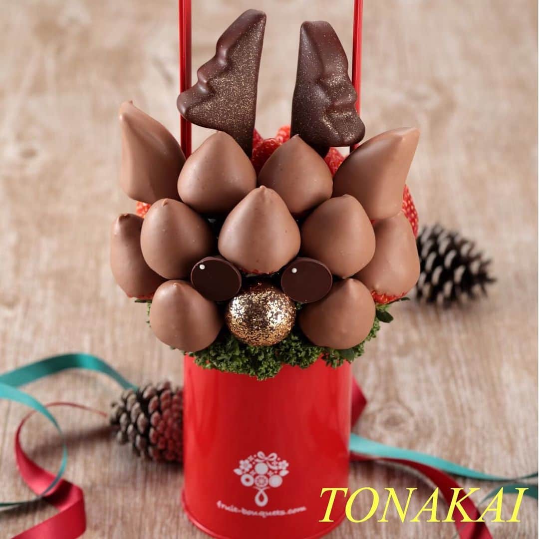 Fruit-bouquets.comのインスタグラム：「【クリスマス期間限定】 TONAKAI (トナカイ) 可愛らしいトナカイをイメージしたクリスマス限定のフルーツブーケ🎄 . ミルクチョココーティングされたイチゴをふんだんに使用しています🍓 . 3種のフランス産高級チョコレートとフルーツの味わいをご堪能ください🍫🍓 . 裏面はチョココーティングされていないため、イチゴ本来の味も楽しむことができます❗️ . #フルーツブーケ #プレジール #フルーツ #果物 #果物大好き #フルーツ大好き #スイーツ #ギフト  #プレゼント #贈り物 #記念日  #フルーツパフェ #フルーツギフト #フルーツケーキ  #インスタ映え #インスタ映えスイーツ #インスタ映えケーキ  #花束 #フォトジェニック #パーティー  #サプライズ #サプライズプレゼント #いちご  #クリスマス #クリスマスケーキ #クリスマススイーツ  #クリスマスプレゼント #クリスマスパーティー  #クリスマスギフト #クリスマスイブ」
