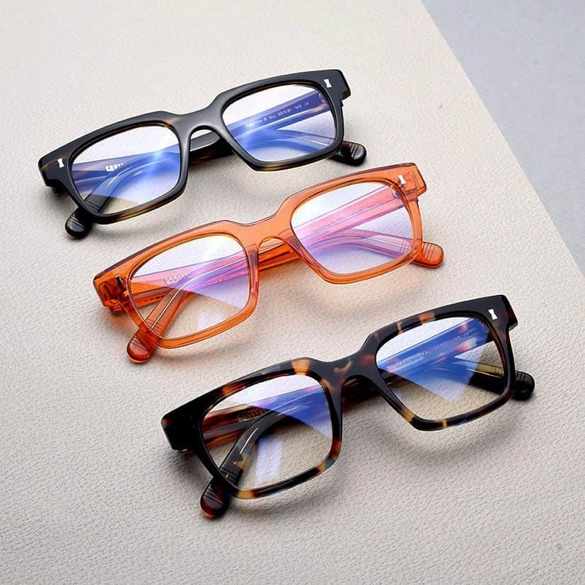 のインスタグラム：「． キュービッツの新作「Panton」は全体的にフラットでミニマルに線の数も少なく、シンプルな描き方をしています。 ． しかしPantonは60年代のデザインをベースに考えられており、そこにはクラシックデザインならではの、優雅な躍動感も感じられるモデルとなっています。 ． 是非店頭にてお試しくださいませ。 ． brand: CUBITTS model: Panton color: Olive,Tangerine,Kaleidoscope  price: ¥22,000-(w/tax) ． #cubitts」
