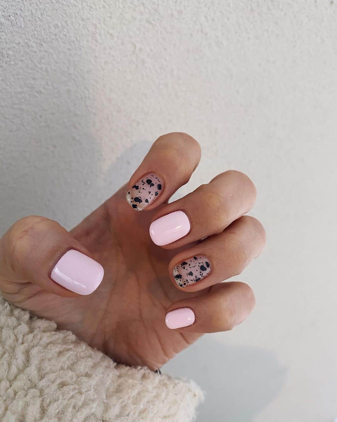 rats1316のインスタグラム：「・ 今年最後のネイル💅 @nail.ht   ずっとやろうやろうと思って出来なかったベビーピンクネイル💅 ・ ・ ・ #ジェルネイル#ニュアンスネイル#ネイル#nail」