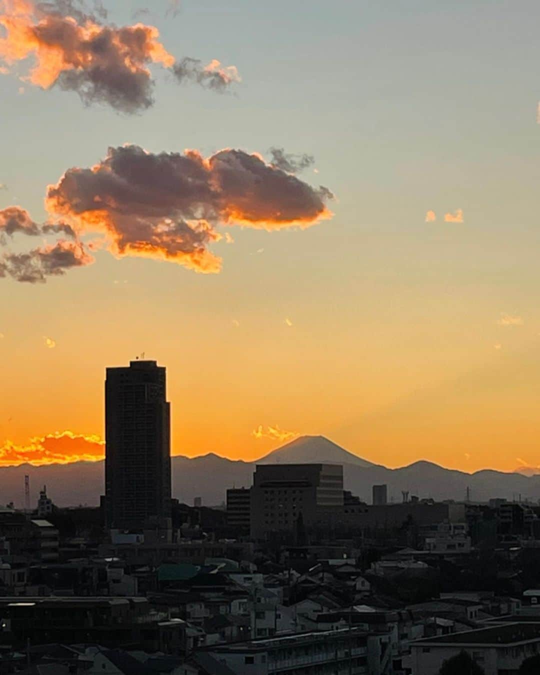 久保田和靖さんのインスタグラム写真 - (久保田和靖Instagram)「ベランダから富士山が綺麗に見える季節に入りました。 行きつけのママがぬるるちゃん知り合い？かわいいね？て言うてました。たぶんめるるちゃんではないかと、 まあいいや。 公式YouTube更新してます  追伸 カレンダーが遅延になっており大変ご迷惑をおかけしてます！ #よしもとグッズくらぶ が1番お届け早いかと思います。 すいません🙇‍♂️」12月16日 18時47分 - kubotakazunobu