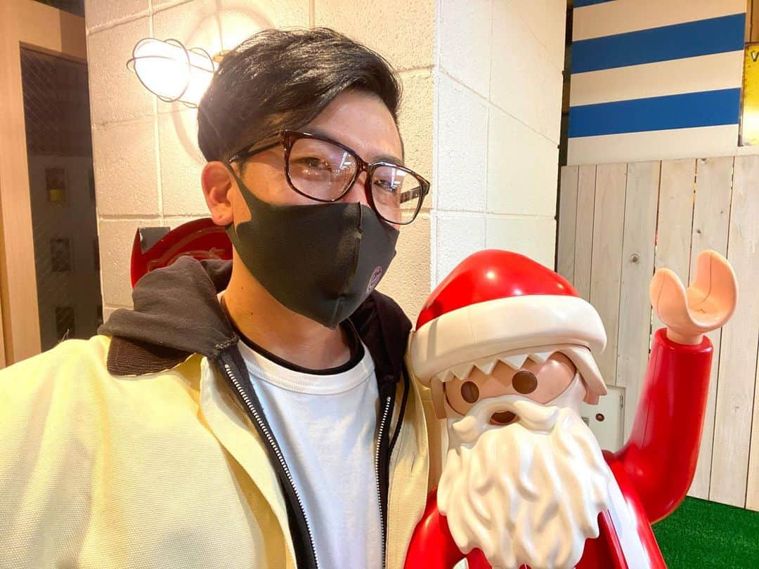 シオマリアッチさんのインスタグラム写真 - (シオマリアッチInstagram)「かっけくしてもらったぜ😎 feat.サンタ🎅⚡️  #ヘアスタイル #ツーブロック #asleep #いつもありがとうございます」12月16日 18時48分 - shiomariacchi