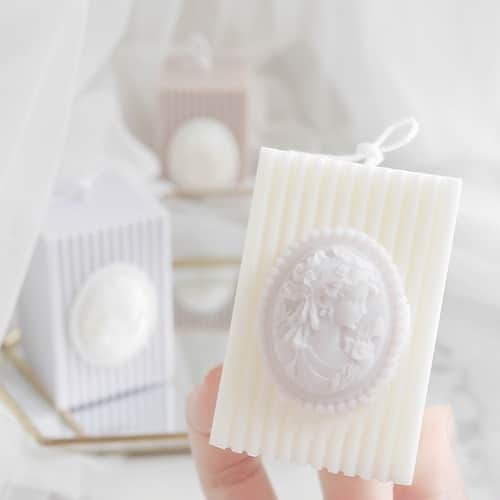 BASE（ベイス）のインスタグラム：「stripe candle ／ nyamcandle（@nyam_candle）  🍰 ガーリーなインテリアとして お部屋に飾っておきたい 甘くて優しい雰囲気のキャンドル 🍰  ＜nyamcandle＞のショップ名は 韓国語で「子どものおやつ」という意味が入っています。  その名の通り、甘くて食べたくなるような おしゃれなモチーフのロウソクを手作りしています。  貴婦人のカメオがモチーフになった作品は パステルカラーの色合いがガーリー🇫🇷  ぜひとっておきの夜に火を灯してみて😉🎄  #baseec #baseecで販売中 #暮らしの記録 #韓国雑貨 #キャンドル #ハンドメイドキャンドル #手作りキャンドル #キャンドルのある暮らし #キャンドルナイト #クリスマス #おうちじかん #おうち時間 #inmyroom」