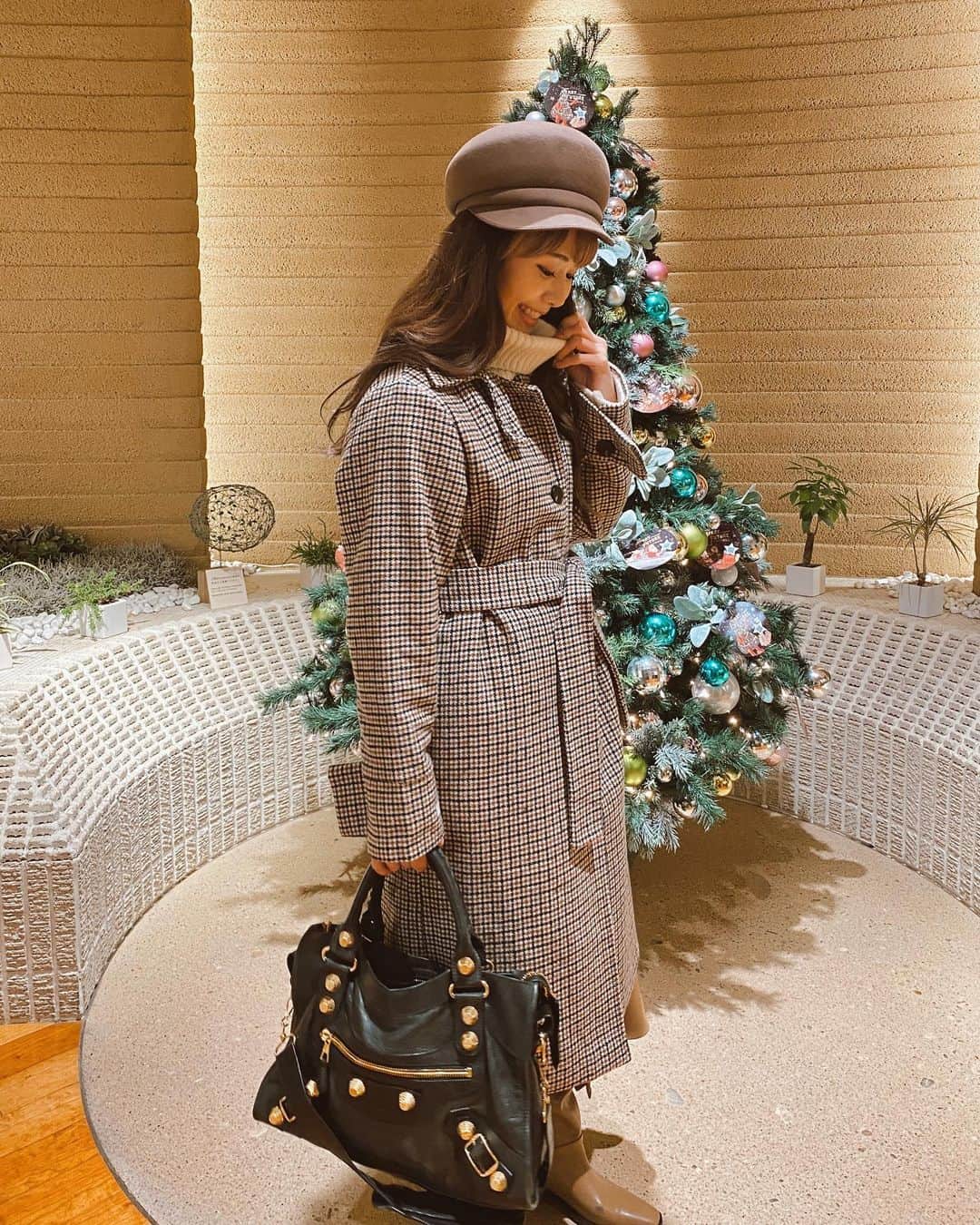 一木美里さんのインスタグラム写真 - (一木美里Instagram)「𝐏𝐞𝐥𝐌𝐞𝐫🎄Check belted pocket coat🎁 こちらも¥8000のやさしいプライス。お気に入りコート🤍あったかい⛄️🤎1週間だけ¥7600になります✔️  バッグは２０歳のときパリで買ったバッグでずっと大切にしてるもの🤎また行ける日がくるといいなぁ🇫🇷  coat #PelMer @nugu__official  bag#Balenciaga  #NUGU#nugu_pelmer#PelMer#ヌグ #nugustyle#fashion#チェックコート」12月16日 18時49分 - misato_ichiki