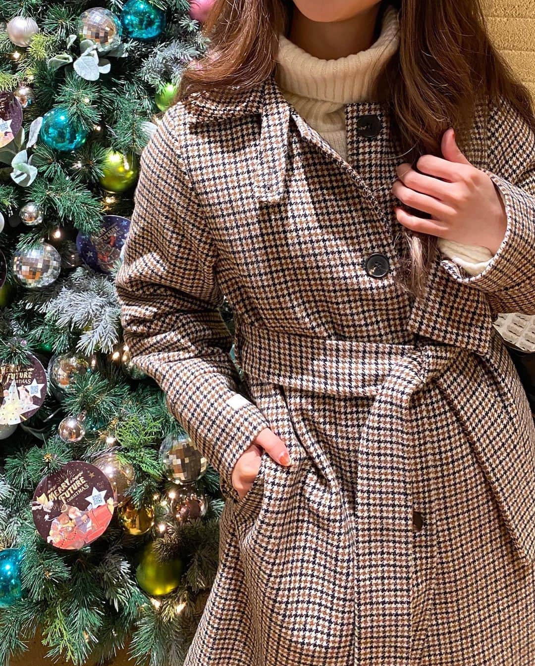 一木美里さんのインスタグラム写真 - (一木美里Instagram)「𝐏𝐞𝐥𝐌𝐞𝐫🎄Check belted pocket coat🎁 こちらも¥8000のやさしいプライス。お気に入りコート🤍あったかい⛄️🤎1週間だけ¥7600になります✔️  バッグは２０歳のときパリで買ったバッグでずっと大切にしてるもの🤎また行ける日がくるといいなぁ🇫🇷  coat #PelMer @nugu__official  bag#Balenciaga  #NUGU#nugu_pelmer#PelMer#ヌグ #nugustyle#fashion#チェックコート」12月16日 18時49分 - misato_ichiki