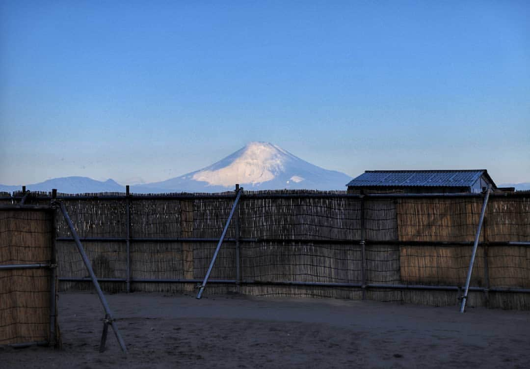 葉山町のインスタグラム：「- 隠しきれない存在感  #葉山歩き  #葉山 #hayama #森戸海岸 中央入口からの景色 #存在感ありすぎ な #富士山 #海 #青空 #晴れ #今日の空 #初雪 降ったみたいだけど見逃したよ #MoritoBeach #mtfuji #japantrip #三密避けて #リモートトリップ #ごみは必ず持ち帰りましょう #今日もおつかれさまでした」