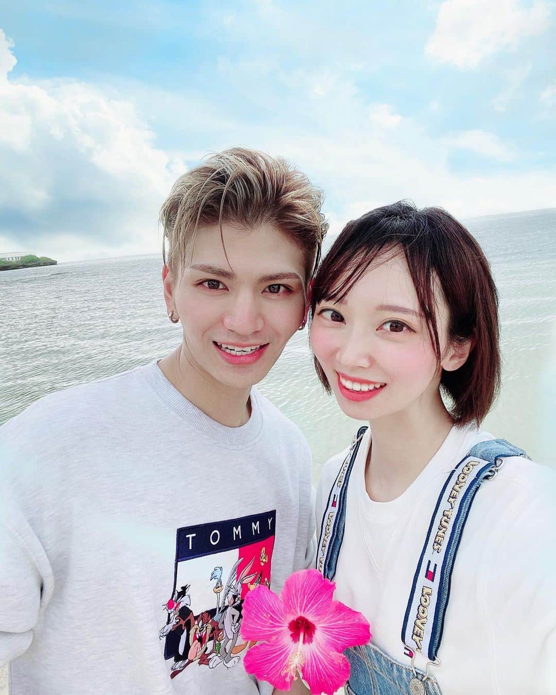 のインスタグラム：「今年のクリスマスは素敵すぎる #沖縄旅行 へ🏖🌺💕 人生初の沖縄旅行は #ヒルトン の #スイートルーム をとってもらいました😍✨ 20代でスイートルームはなかなか贅沢😭👏🏻❤️ . @emotional_party の ウエディングオンラインセミナーに参加しました . 以前のように大人数が集まる会の開催は困難なので、少人数ウエディングが注目されています . 例えば、家族・親族を中心とした本当に親しい人たちだけを招待することで、「密」を避け感染リスクを減らすことが出来ます . ガーデンウエディング コロナ禍でますます人気が高まっているのが、開放的な空間で行うガーデンウエディング🌹 . 室内のパーティーとは一味違う、フォトジェニックでオープンな空間が魅力 . 消毒や距離の確保など十分な対策をとっていれば、マスクを外して挙式に参列してもらう事もできるので、ヘアメイクも崩れず、素敵な写真が撮れそうですね💒💍 . コロナの中でも工夫次第で素敵な1日にできそうです👰🏻🤵🏻 . #エモパオンラインセミナー #オンラインセミナー #少人数ウェディング  #ウェディング  #少人数ウェディングパーティー  #ウェディングパーティー  #エモパ  #カジュアルウェディング  #少人数結婚式  #少人数婚  #プレ花嫁 #沖縄 #沖縄旅行 #カップル #カップルモデル #OZmall絶景旅 #東京女子部 @tokyo_joshibu」