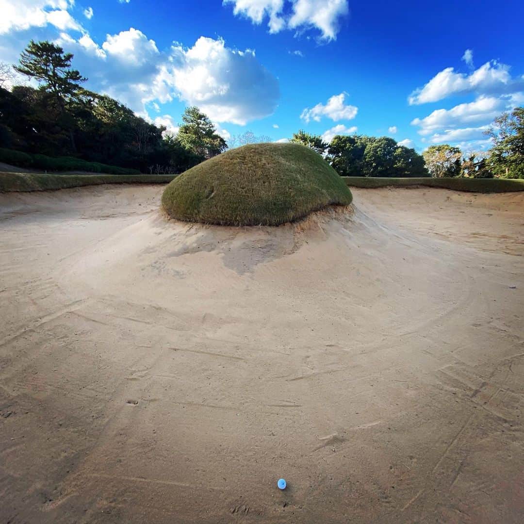 のインスタグラム：「芥屋ゴルフ倶楽部⛳️  二打目が、生まれ変わった ６番ホールのバンカーへ。  名物ホールになりそうな砂地獄…  今回は一発で脱出できました！  ３mのパーパット外したけど。。  #toggy #golf #bunker #keya #itoshima #fukuoka #kbcaugusta #instagramjapan」