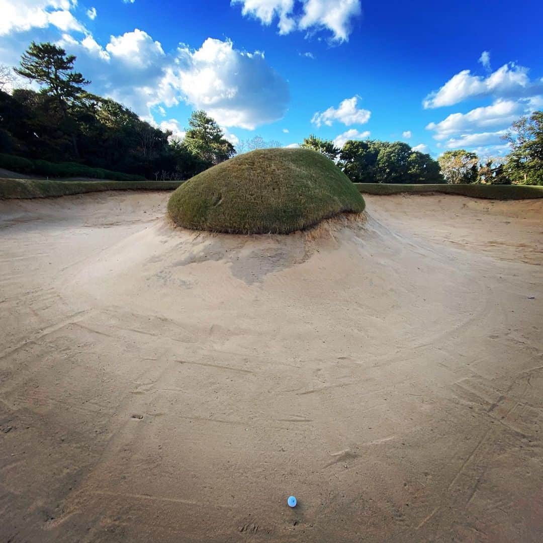 TOGGYさんのインスタグラム写真 - (TOGGYInstagram)「芥屋ゴルフ倶楽部⛳️  二打目が、生まれ変わった ６番ホールのバンカーへ。  名物ホールになりそうな砂地獄…  今回は一発で脱出できました！  ３mのパーパット外したけど。。  #toggy #golf #bunker #keya #itoshima #fukuoka #kbcaugusta #instagramjapan」12月16日 18時53分 - dj_toggy