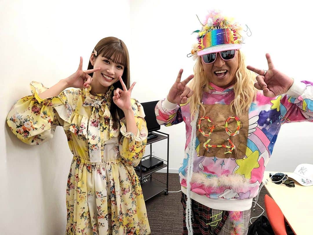 のインスタグラム：「めるると会ったー！！番組は別だけど楽屋にめるるが来てくれた！！ ホント大忙しで体大丈夫？って聞いたら「大丈夫です！！」って元気に答えてくれた！！ 年末もはっぴーすな明るさで沢山の皆さんを笑顔にして下さい！！avexの先輩後輩ショット！！   #生見愛瑠 #めるる  #DJKOO」