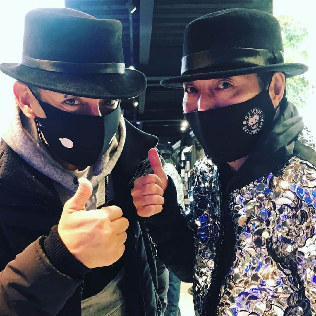 セロさんのインスタグラム写真 - (セロInstagram)「Stopped by @rynshu1217 to say a quick hello and ended up taking this awesome photo with my favorite designer!  The mask and hat is his originals... All his new 2020 collection from his recent fashion show were all on display. The man is a genius. #thumbsup」12月16日 18時53分 - cyrilmagic