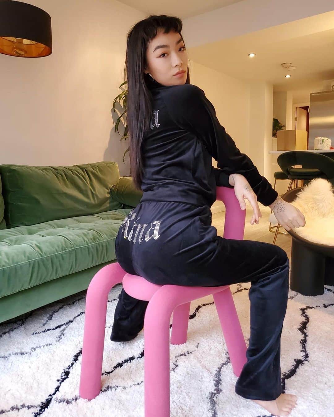 リナ・サワヤマのインスタグラム：「in an iconic turn of events @juicycoutureuk made me a custom sweat and my 13 year old self is quaking」