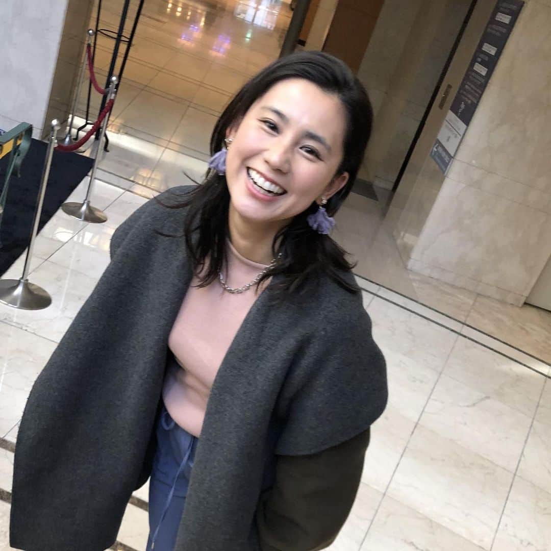 青木佐知のインスタグラム：「・ ストーリーにも載せましたが、 その後、同じデザインのオーダーがたくさんあったようで嬉しいです❤️ もう同じデザインは作れないみたいですが、 他にも可愛いものたくさんあるので チェックしてみてくださいね✨ @dimply_acc  撮影・娘 #大学の友人 #手に職 #尊敬 #私に何かできるかな」