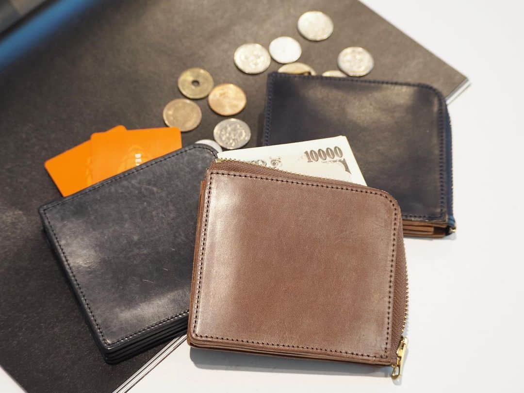 B JIRUSHI YOSHIDAのインスタグラム：「【RECOMMEND ITEM】 〈KAPTAIN SUNSHINE × PORTER〉SHORT WALLET ・ アコーディオンの構造に着目した、多数の収納部を備えたKAPTAIN SUNSHINEのレザーウォレットをご紹介致します。 ・ 肉厚なブライドルレザーを使用したこのウォレットは使い込むほどに深まる味わいが魅力。 ・ 色によって産地の異なるレザーを用いており、ネイビーは英国産のブライドルレザー、ブラウン、ブラックの2色はイタリア産のブライドルレザーを使用しています。 ・ 内装はアコーディオン型の仕組みで、大きく開く事ができます。クラシックなそのデザインは大人の装いとの相性が抜群です。 ・ COLOR:BLACK、BROWN、NAVY ¥28,500+TAX ・ #bjirushiyoshida #B印YOSHIDA #代官山 #daikanyama #TOKYO #BEAMS #ビームス #yoshidakaban #吉田カバン #ポーター  #porter #비지루시요시다 #도쿄 #다이칸야마 #빔스 #빔즈 #포터 #데일리룩 #백팩 #b印yoshidalineup #kaptainsunshine」